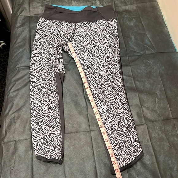 🔥Lululemon Black and White Patterned Leggings🔥 - Picture 6 of 7